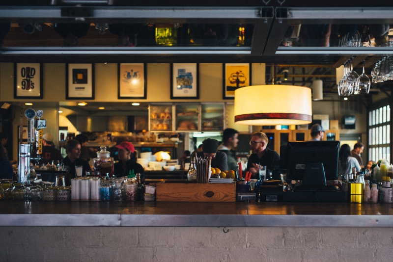 architecte-HYERES-min_cafe-night-restaurant-bar-counter-2620-pxhere.com